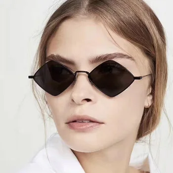 2023 Yeni Kadın Vintage Retro Eşkenar Dörtgen Tarzı Güneş Gözlüğü Ins Moda Tasarım Kızlar güneş gözlüğü Moda Benzersiz Metal Çerçeve Gözlük