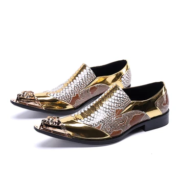 2023 Yeni Serpantin Metal Sivri Burun erkek ayakkabısı Ziyafet Akşam Elbise Erkek Ayakkabı Metal Dekorasyon Patent deri ayakkabı Büyük Boy