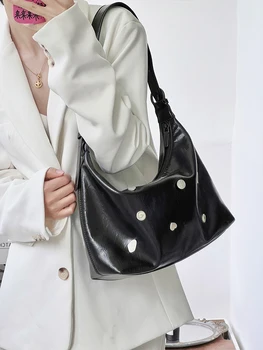 Işık lüks Yüksek Kaliteli Pu Yumuşak Deri Metal Amblemi Dekoratif Yastık Çanta Yeni Moda Basit Rahat omuzdan askili çanta Kadınlar için